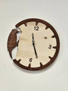 Horloge en bois motif pivert