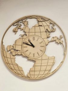 Horloge en bois carte du monde